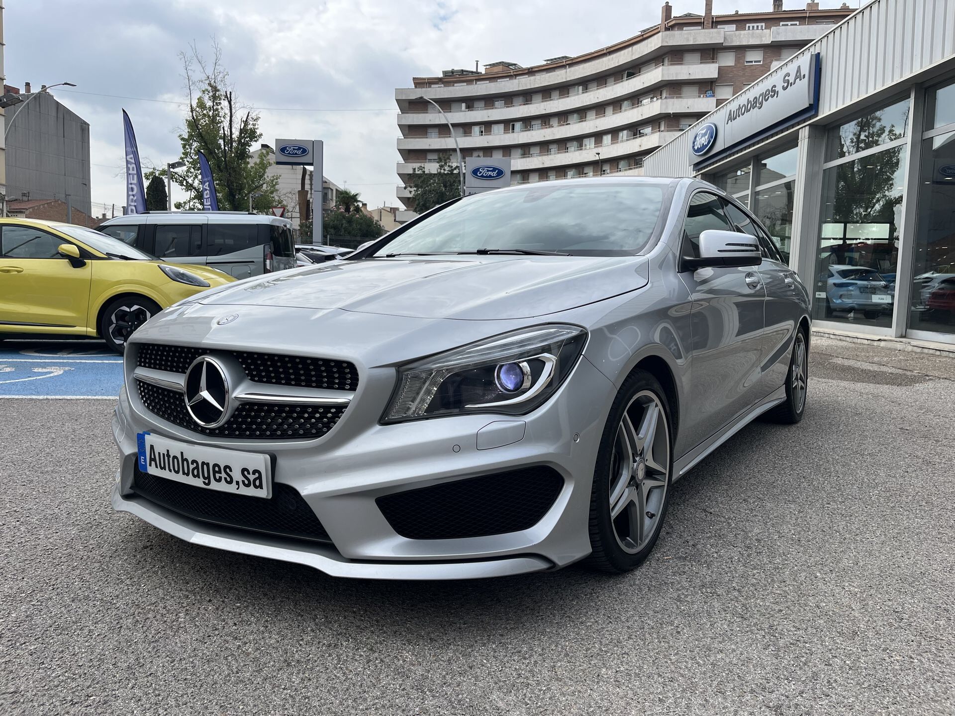MERCEDES Clase CLA (200d  AMG Line) en Barcelona