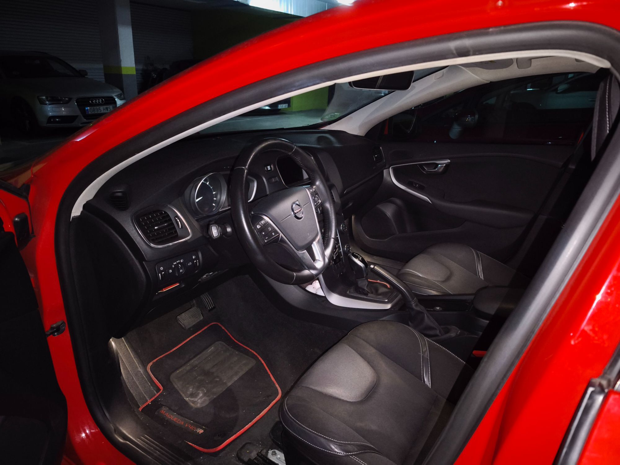 Foto del VOLVO V40 D3 Momentum Aut. 150 (4.75)