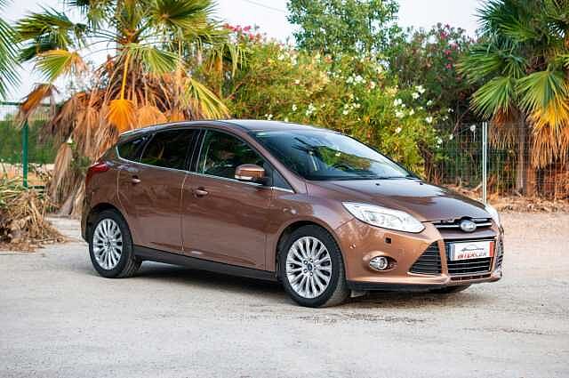 FORD Focus (Focus ES - Ber5 1.6 TDCi DPF EU5, Titanium, 2011 - 2015) en Mur