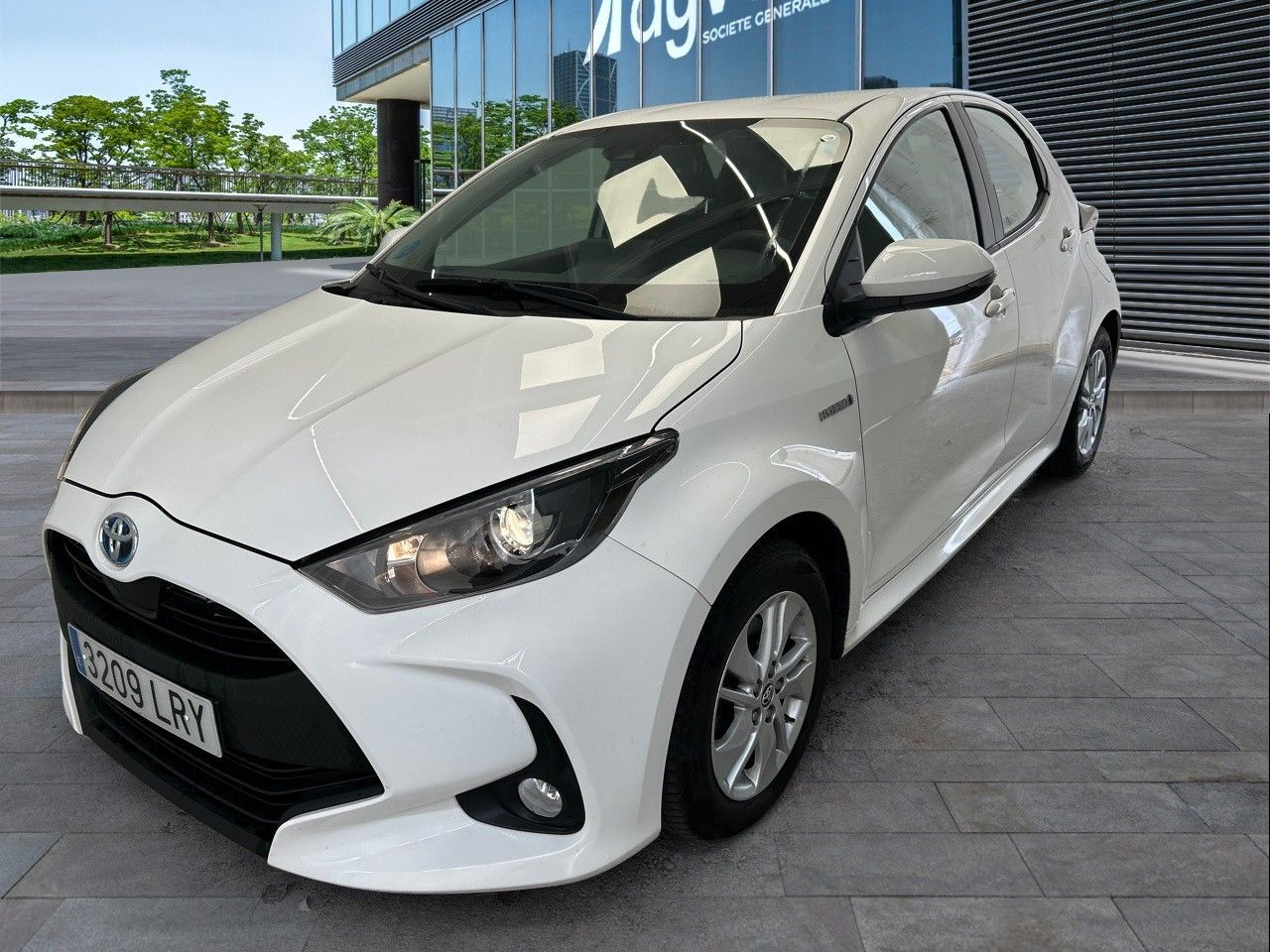 TOYOTA Yaris (1.5 120H Business Plus 85 kW (116 CV)) en Madrid