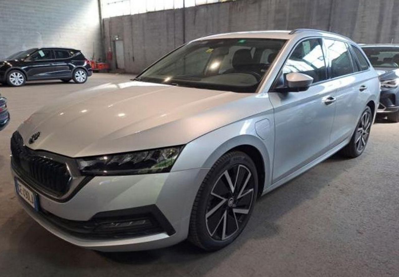 SKODA Octavia (Combi 1.4 TSI 110kW/150kW DSG PHEV Ambit) en Madrid