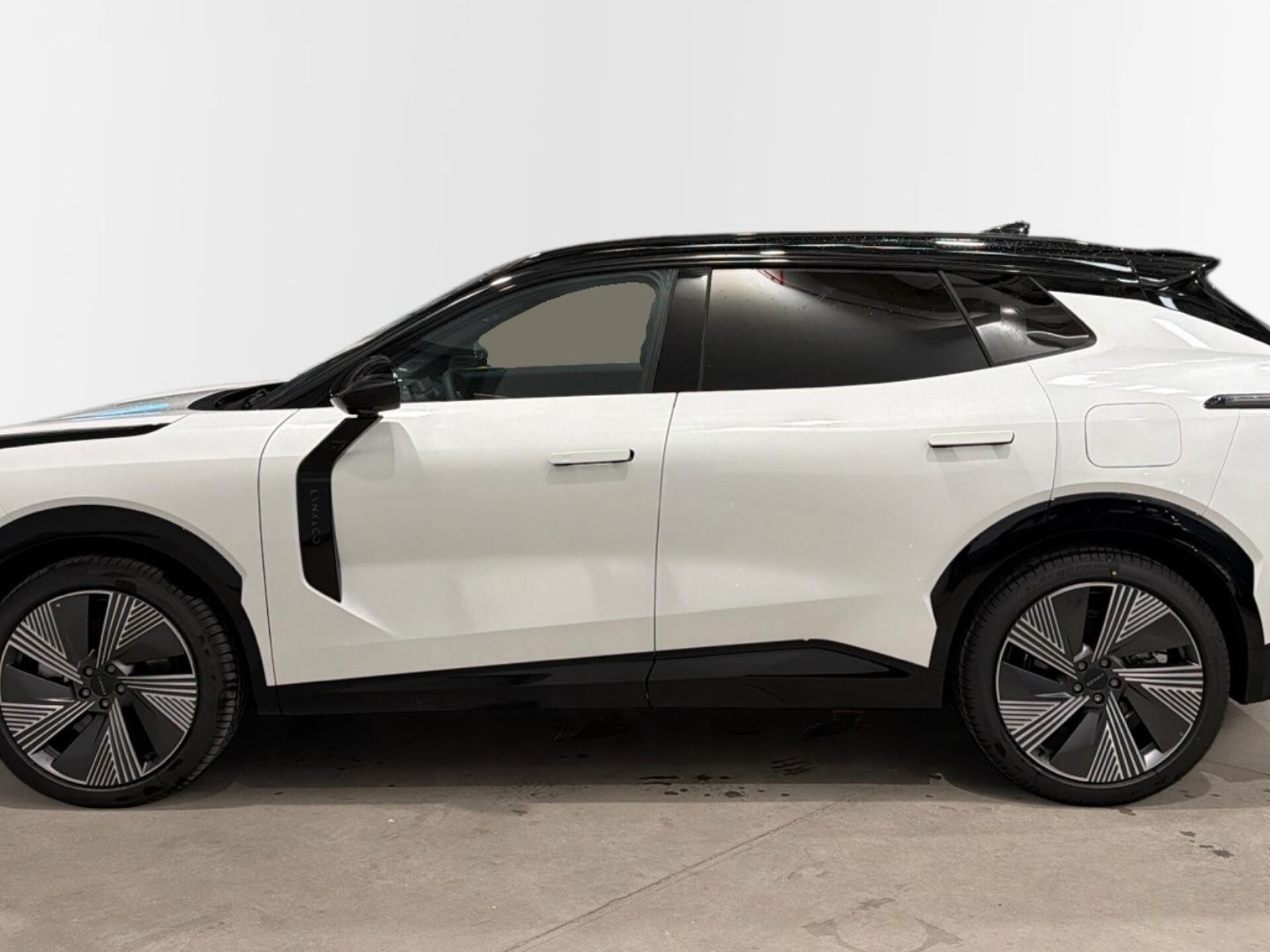 Imagen 3 de LYNK & CO 08