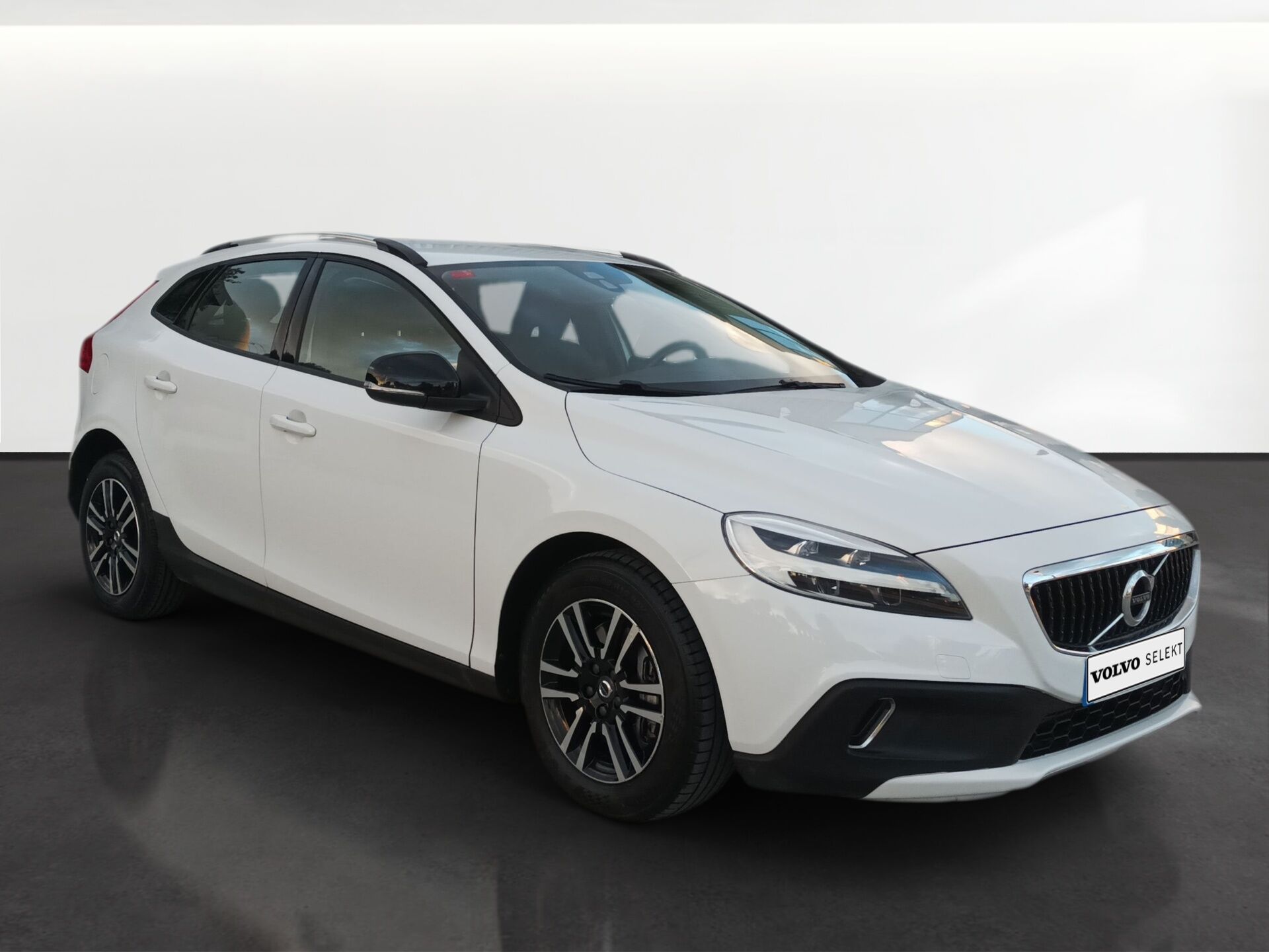 VOLVO V40 Cross Country (2.0 D2 MOMENTUM 120 5P) en Barcelona