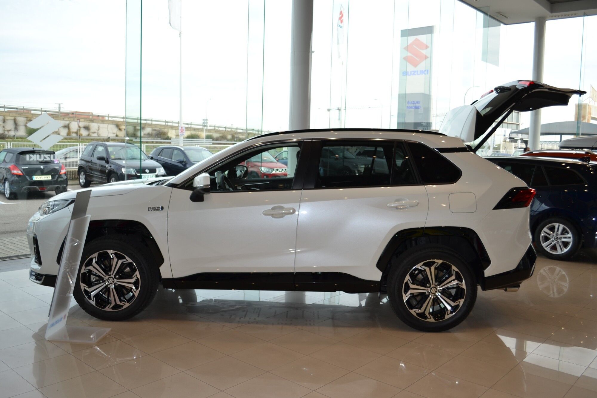 SUZUKI Across (2.5L PHEV AWD) en Madrid