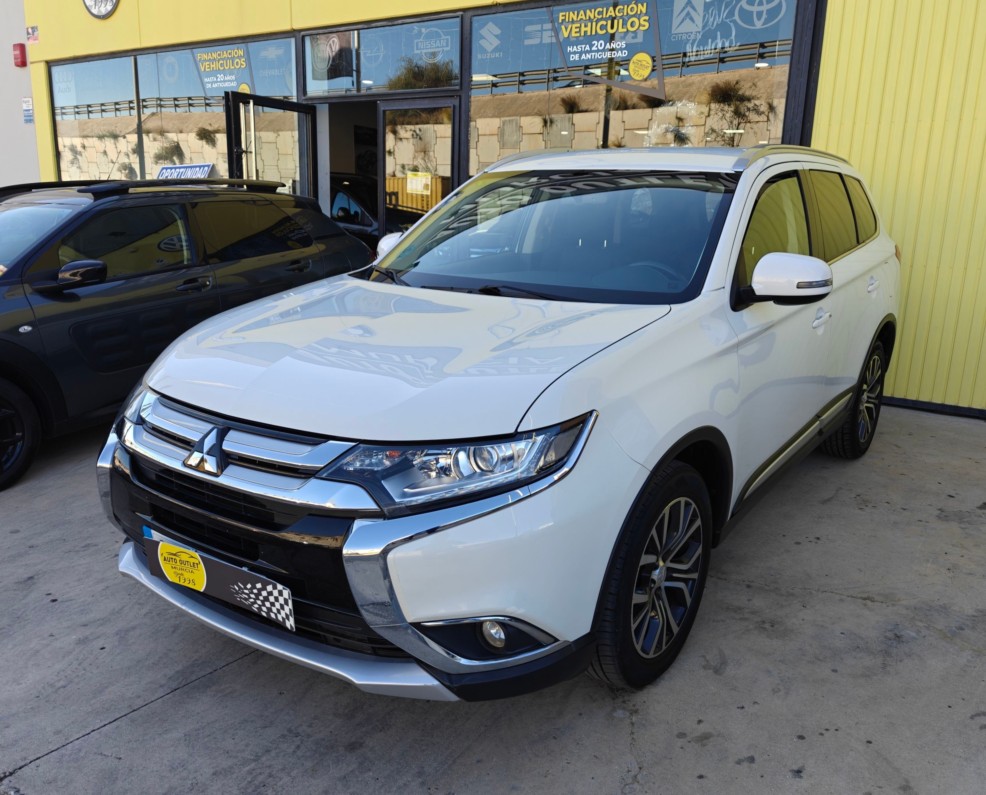 MITSUBISHI Outlander (220 DI-D Motion 2WD 7 Plazas) en Murcia