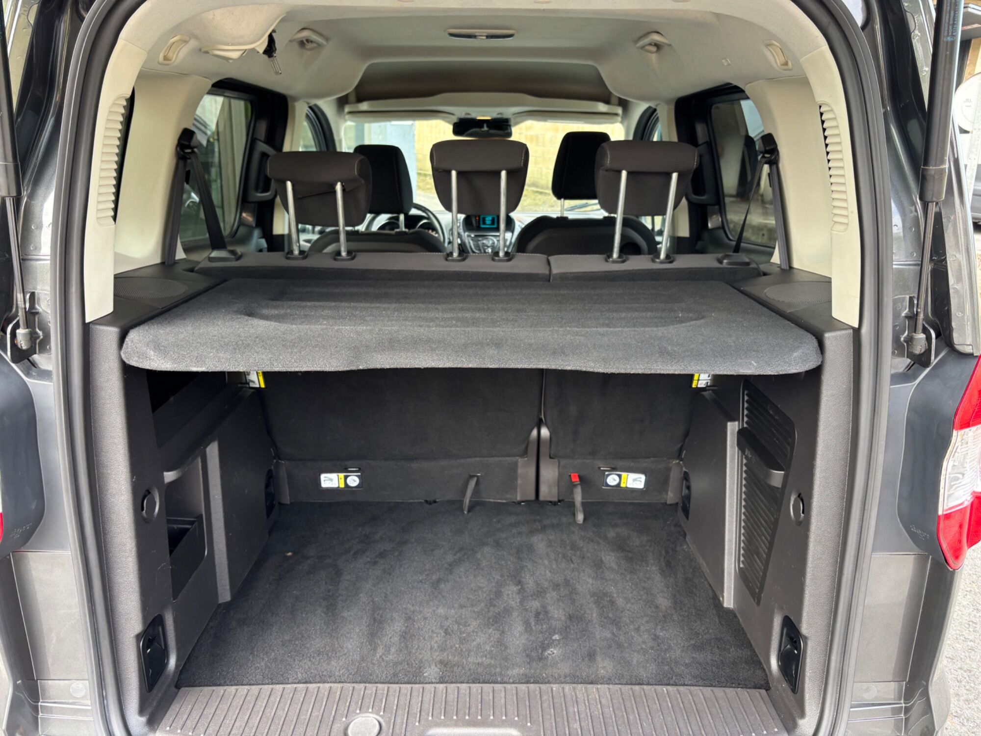 FORD Tourneo Courier (1.5TDCi Ambiente 95) en Vizcaya