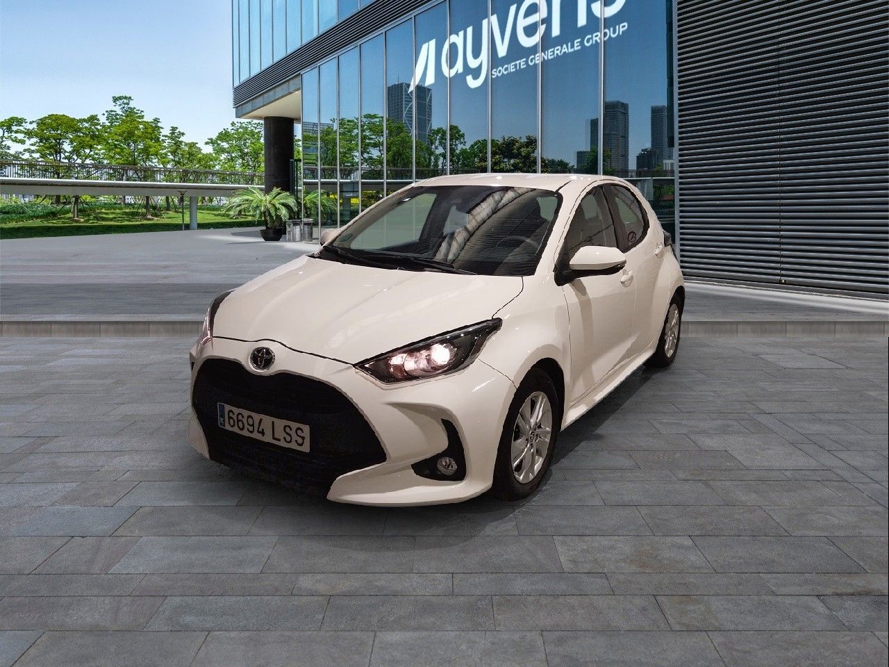 TOYOTA Yaris (1.5 120H Business Plus 85 kW (116 CV)) en Madrid