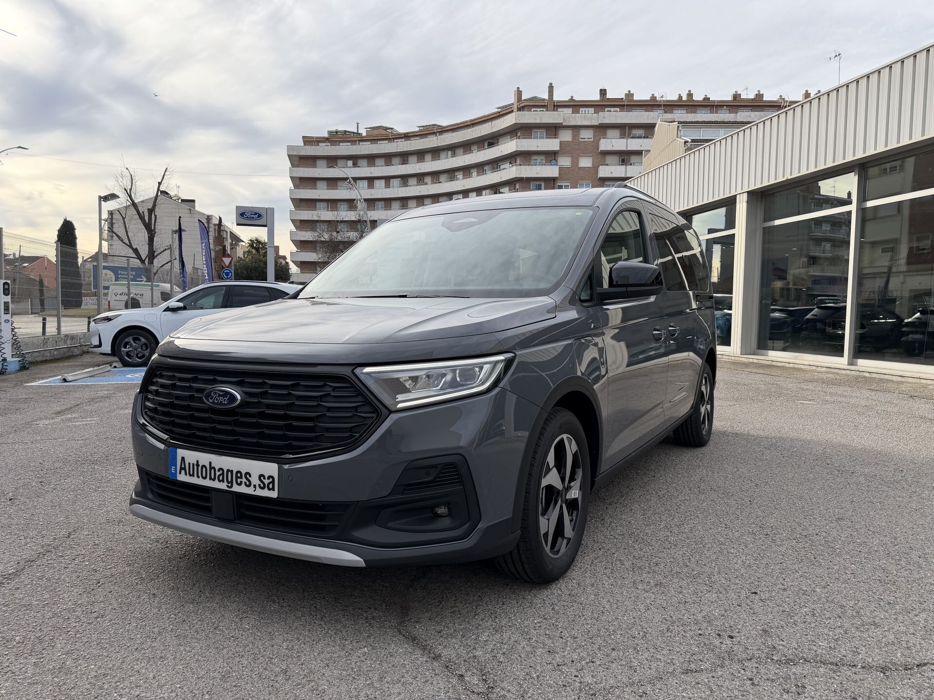 FORD Tourneo Connect (LWB 1.5 Ecoboost PHEV 150CV Auto Active) en Barcelona