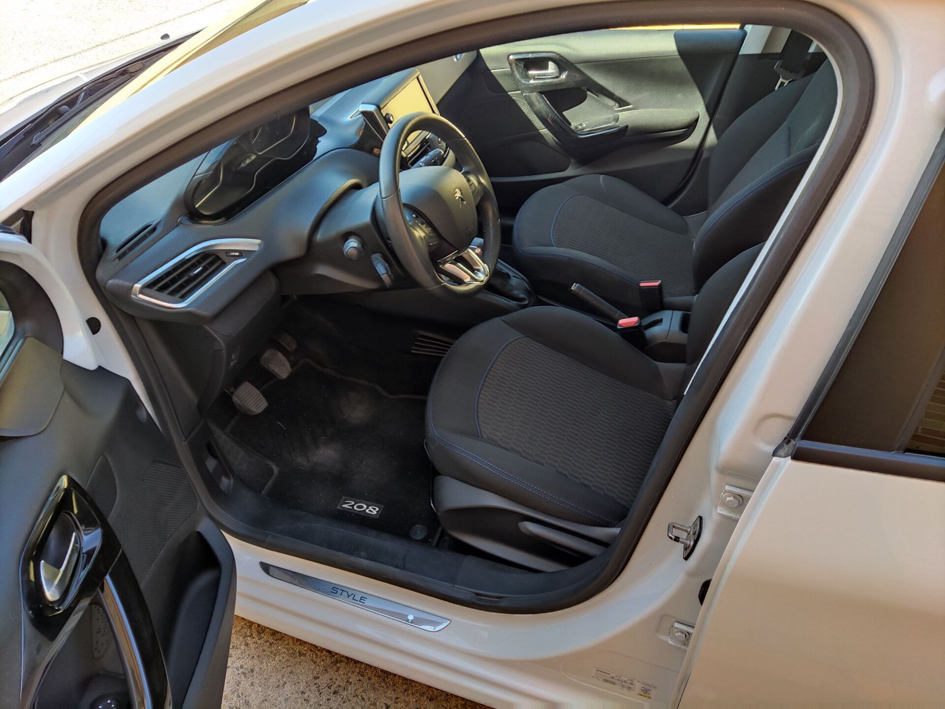 Imagen 3 de PEUGEOT 208