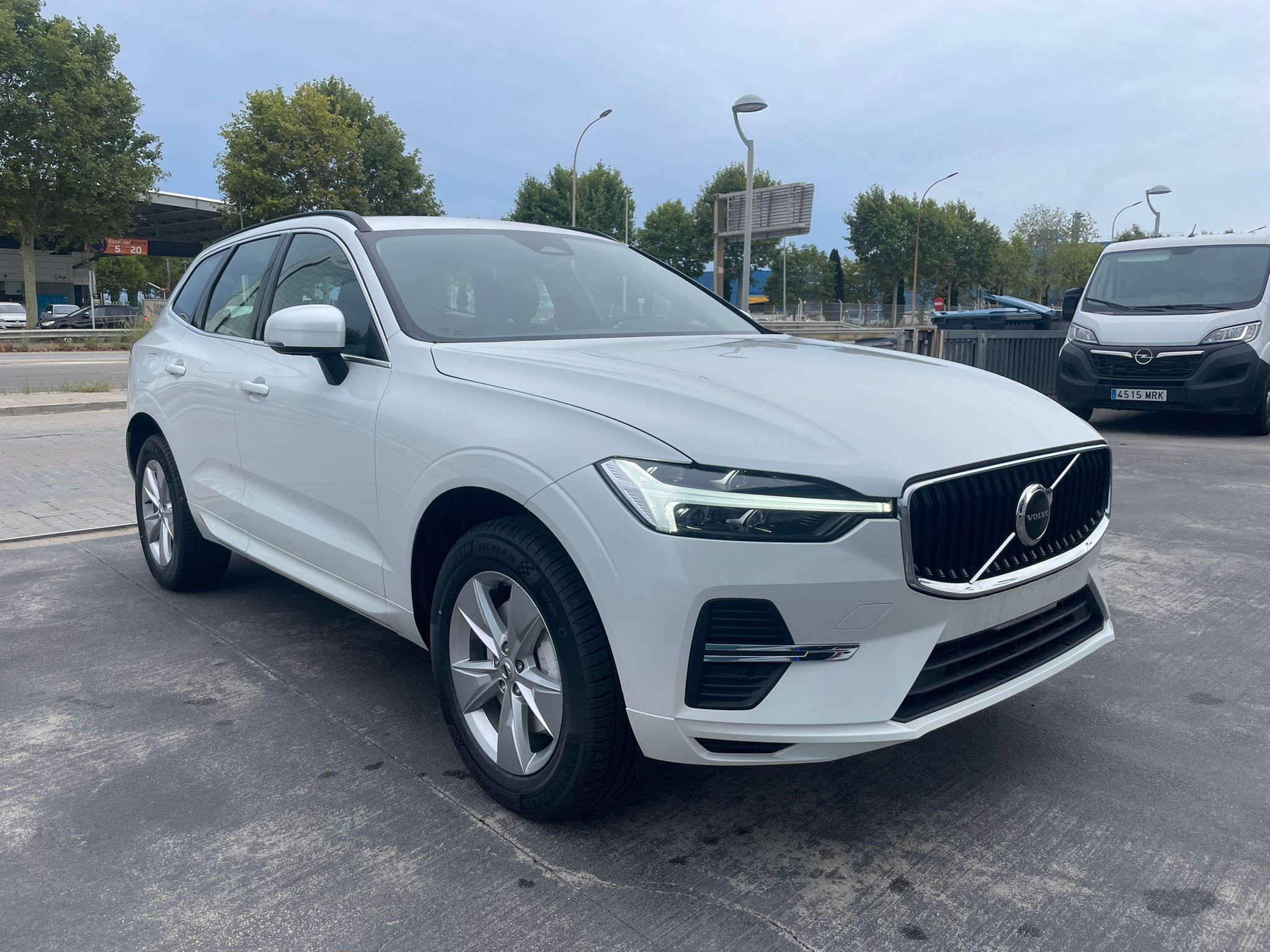 VOLVO XC60 (XC60 CORE B5 MILD HYBRID, GASOLINA) en Barcelona