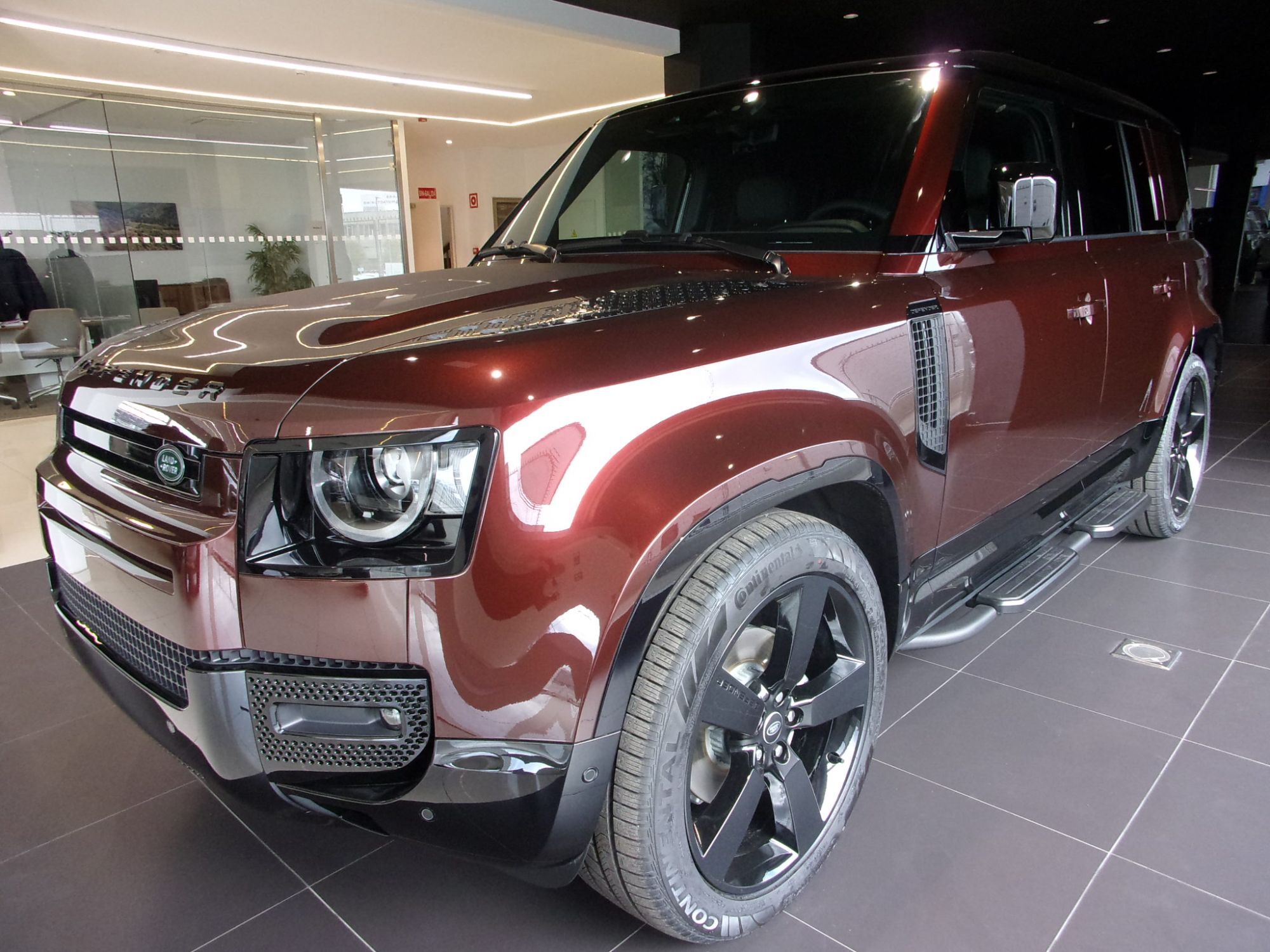 LAND ROVER Defender (110 3.0D l6 MHEV Sedona Edition AWD Aut. 250) en Madri