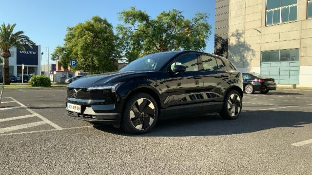 VOLVO EX30 (EX30 Ultra, Single Motor Extended Range, Eléctrico) en Sevilla