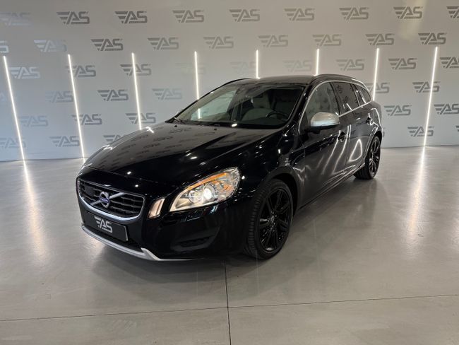 VOLVO V60 (2.4 D5 Momentum Auto) en Girona