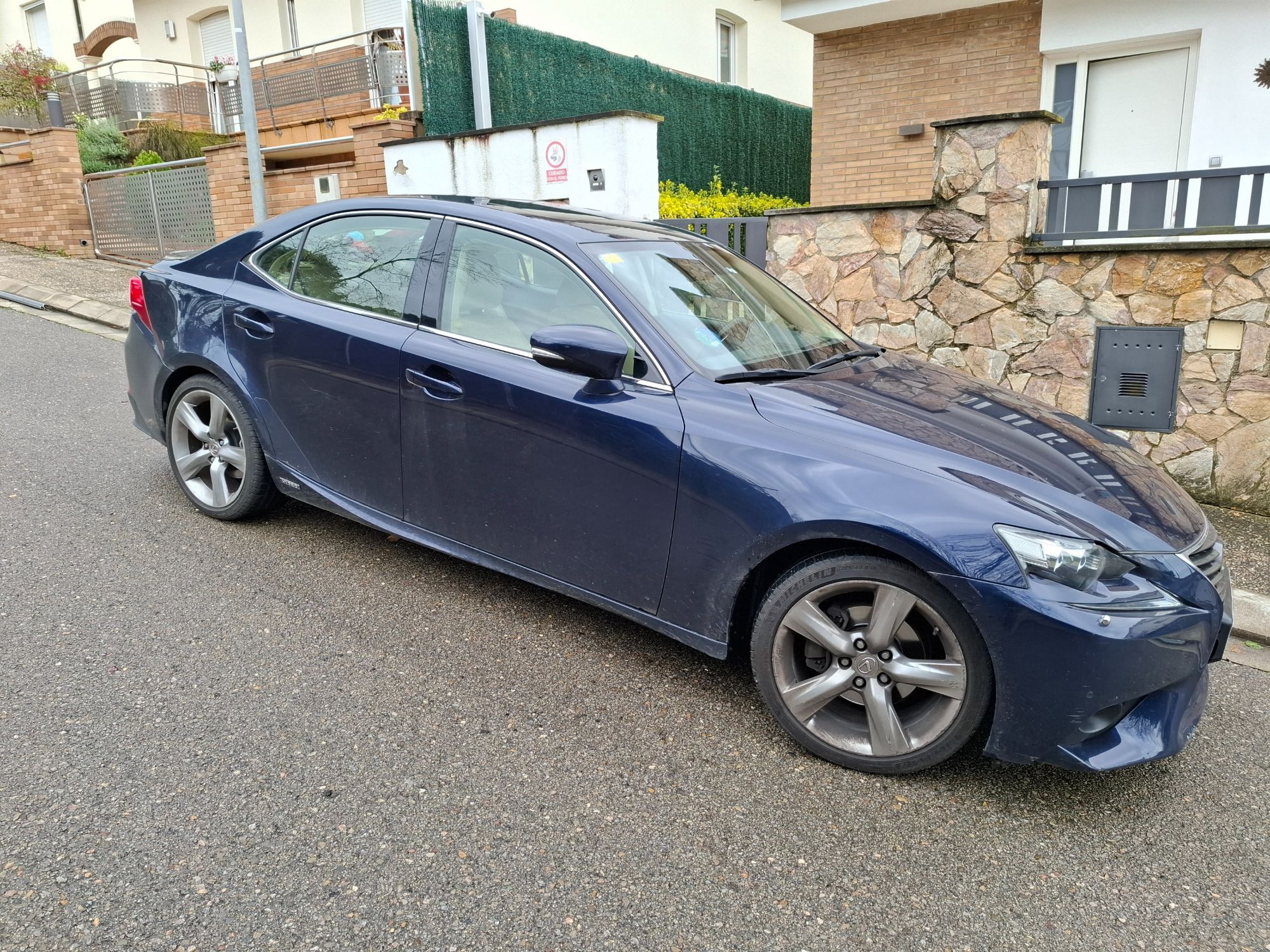 Foto del LEXUS IS 300h Hybrid Plus (Ébano Marrón)