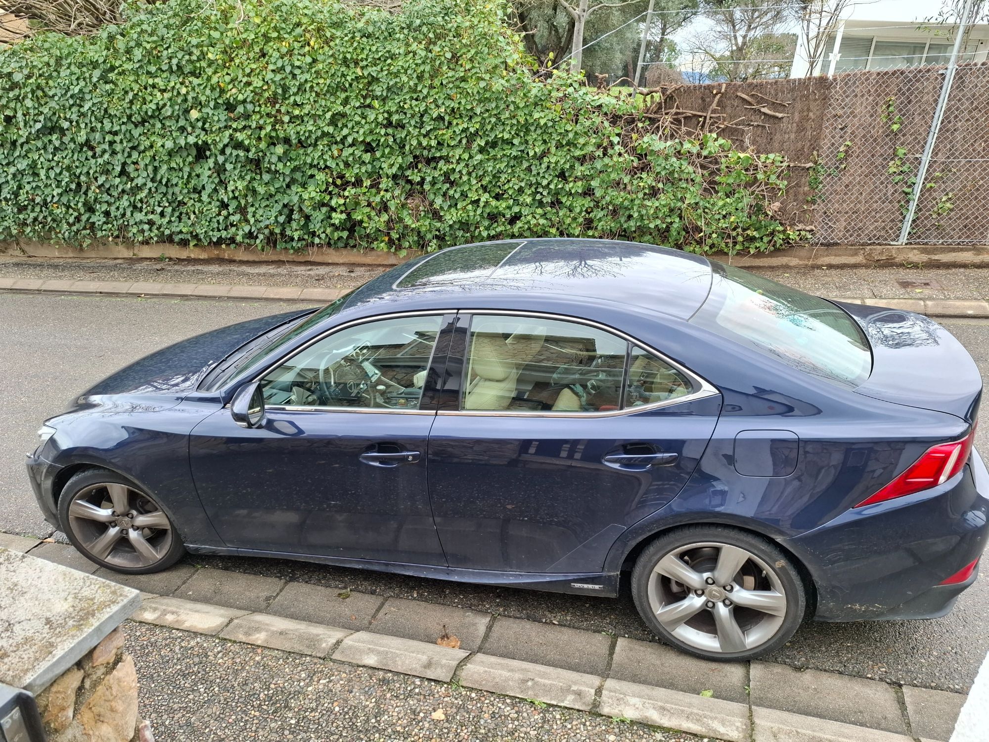 Foto del LEXUS IS 300h Hybrid Plus (Ébano Marrón)