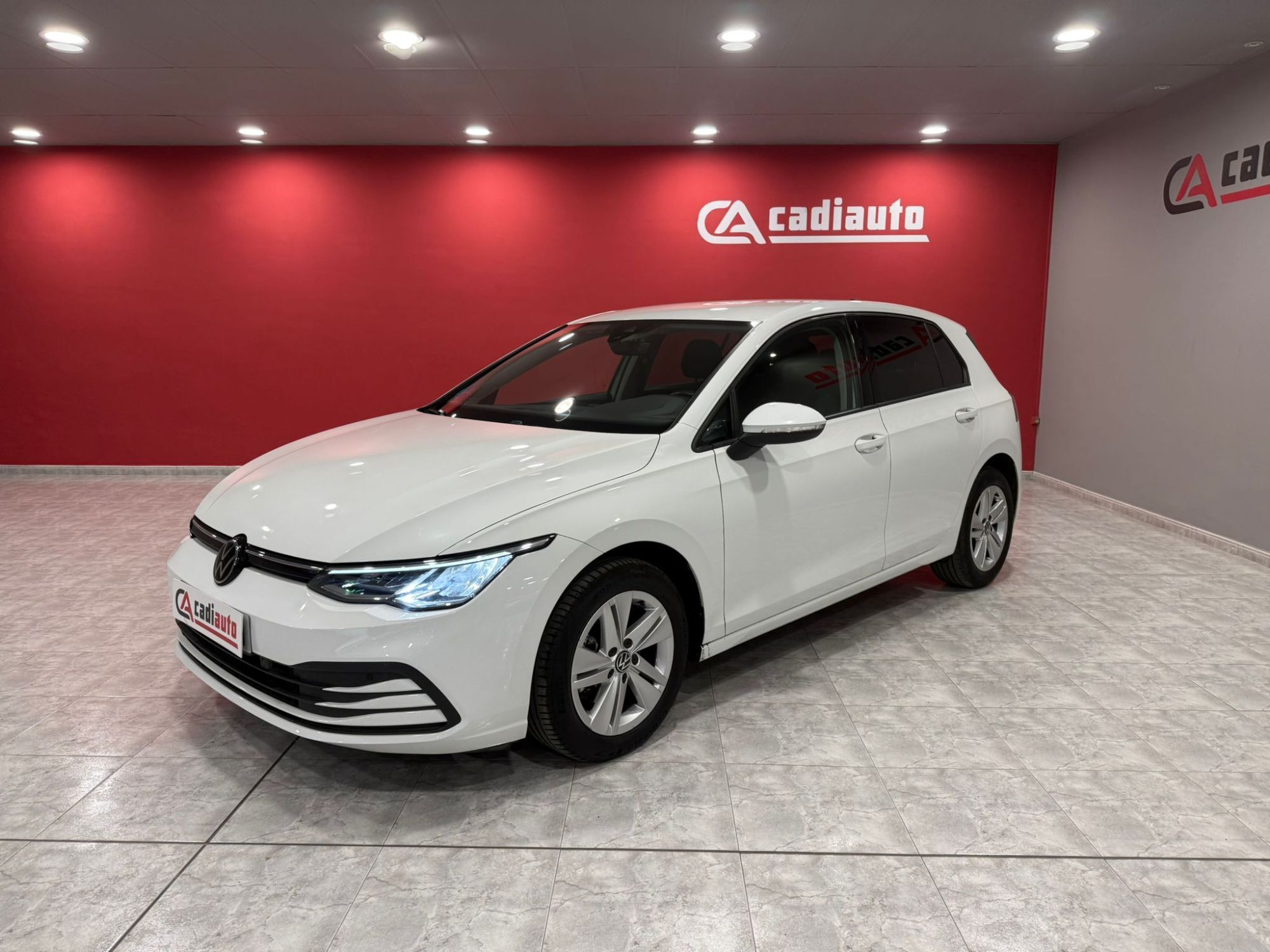 VOLKSWAGEN Golf (1.0 eTSI Life DSG 81kW) en Barcelona