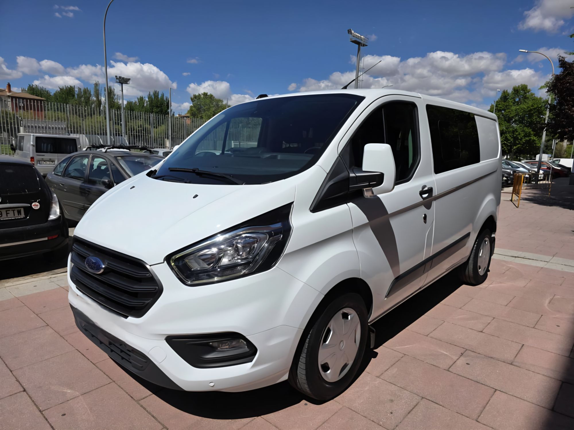 FORD Tourneo Custom (2.0 EcoBlue Hybrid Trend 130) en Madrid