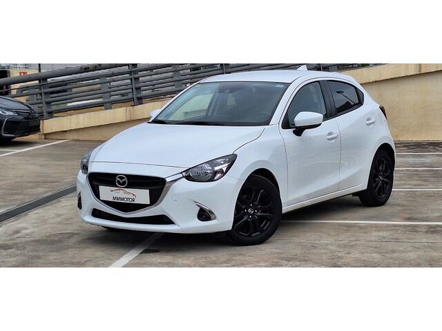 MAZDA Mazda2 (1.5 GE Zenith Safety White Navy 66 kW (90 CV)) en Barcelona