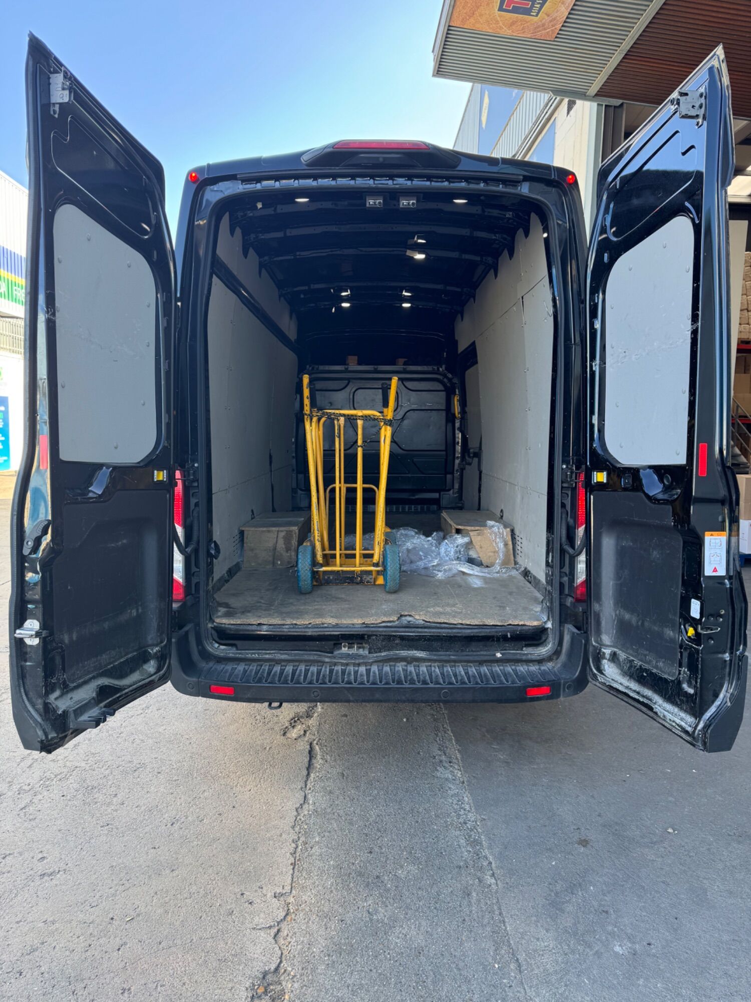 Foto del FORD Transit FT 350 Chasis Cabina 2.0 EcoBlue Hybrid L4 Trend RWD 170