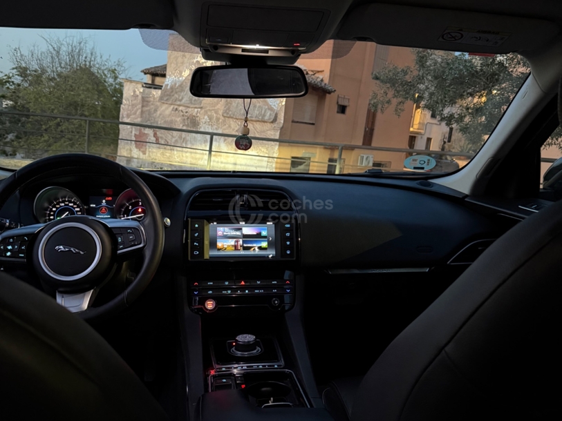 Foto del JAGUAR F-Pace 2.0i4D Portfolio Aut. AWD 180