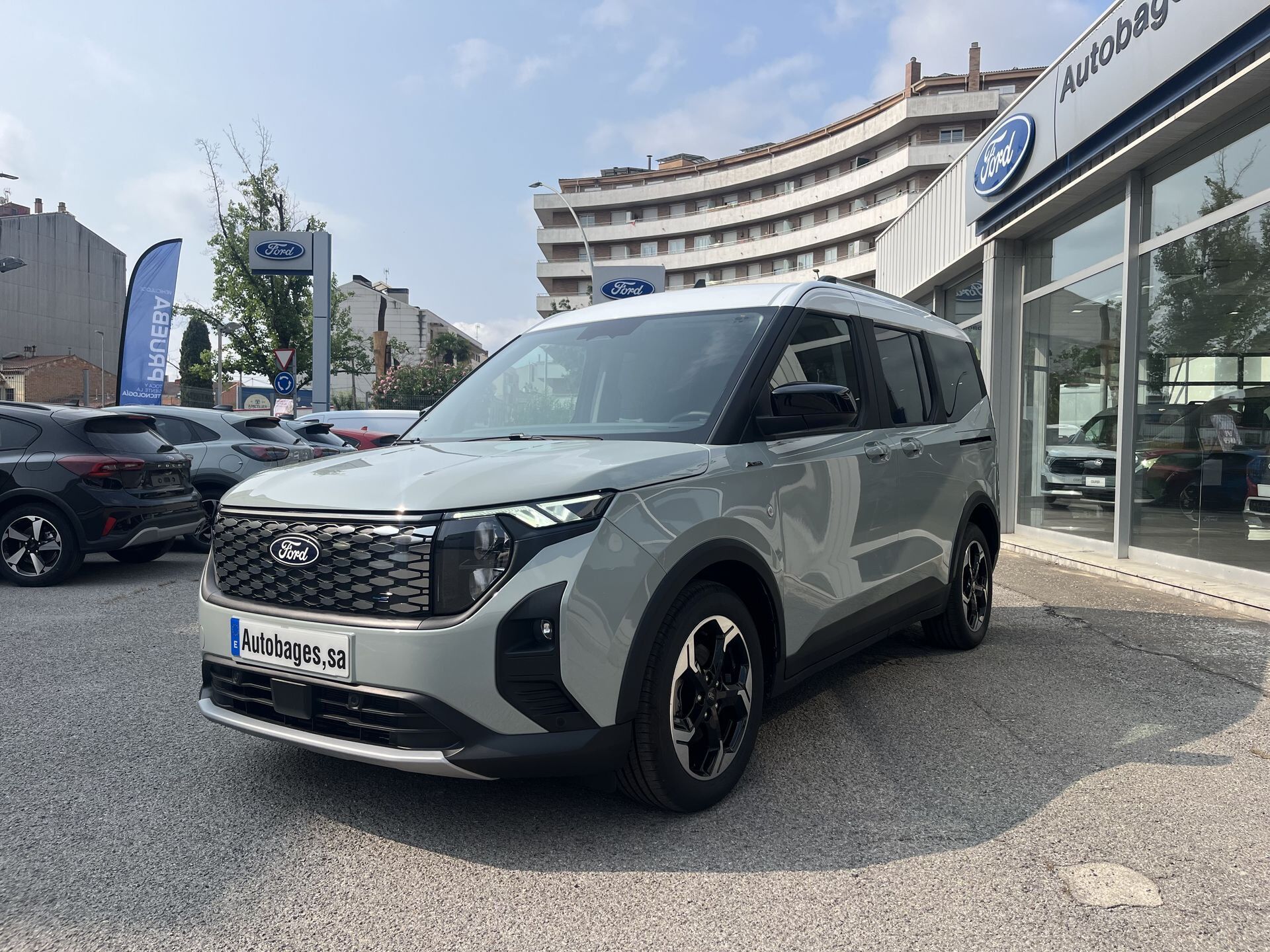 FORD Tourneo Courier (BEV 43,6kWh (136CV) Auto Active) en Barcelona