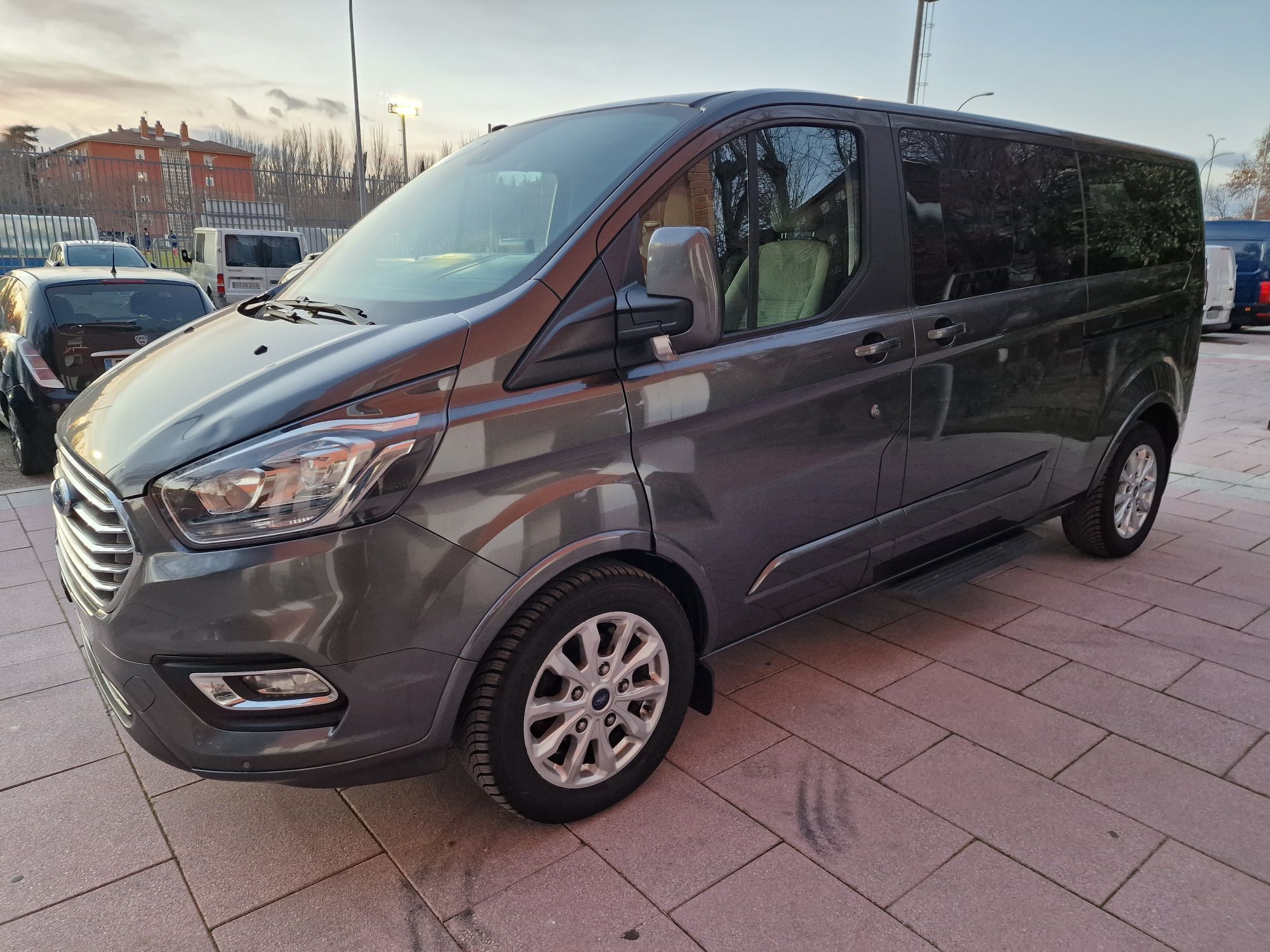 FORD Tourneo Custom (Grand  2.0 EcoBlue Titanium 130) en Madrid