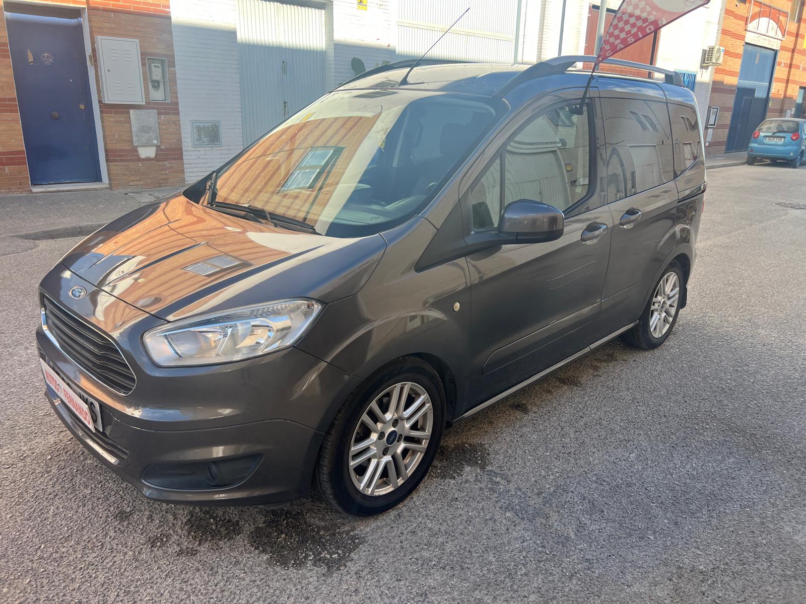FORD Tourneo Courier (1.5TDCi Ambiente 95) en Cádiz
