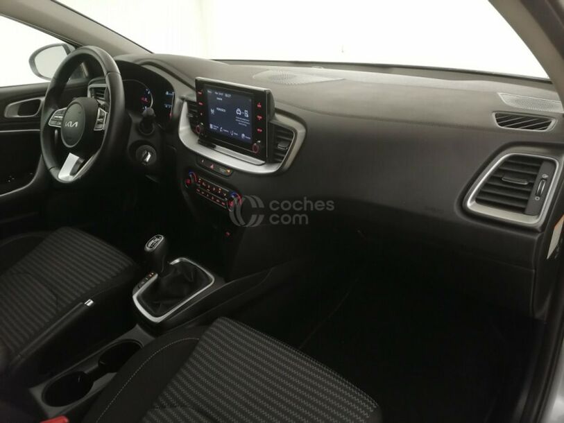 Foto del KIA Ceed 1.6 MHEV iMT Drive 136