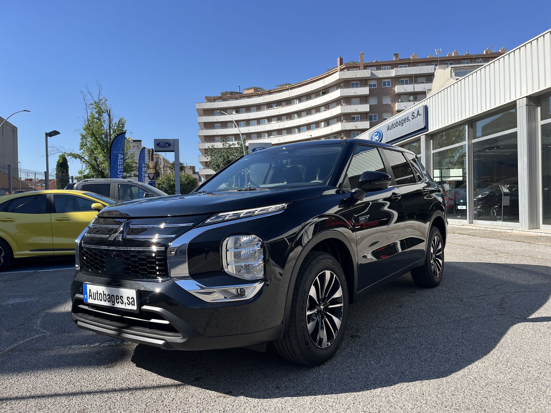 MITSUBISHI Outlander (PHEV 4WD Motion +) en Barcelona