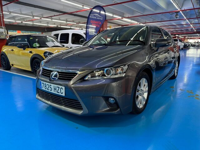LEXUS CT (200h Executive + Navibox 100 kW (136 CV)) en Barcelona