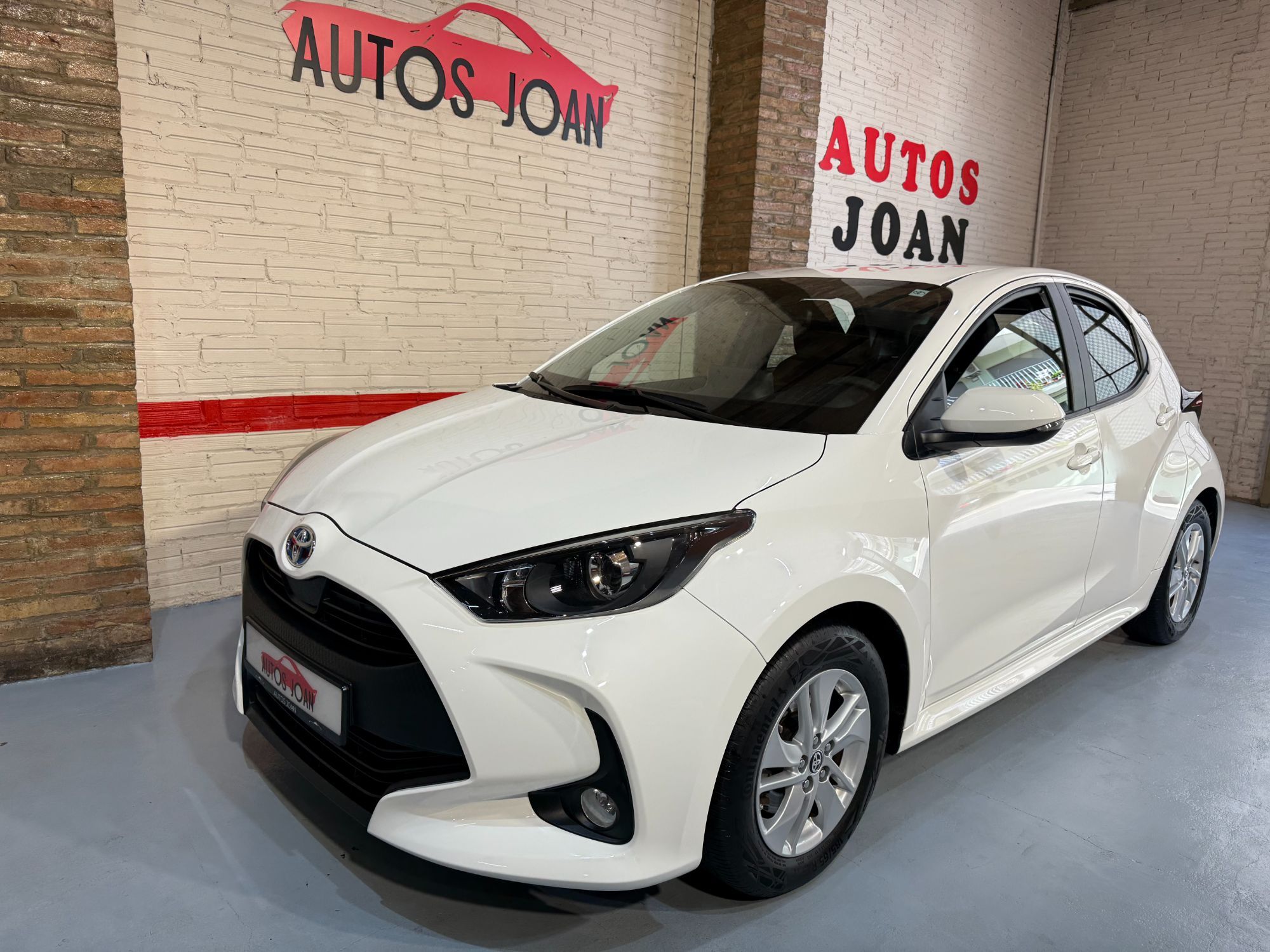 TOYOTA Yaris (120H 1.5 Business Plus) en Barcelona
