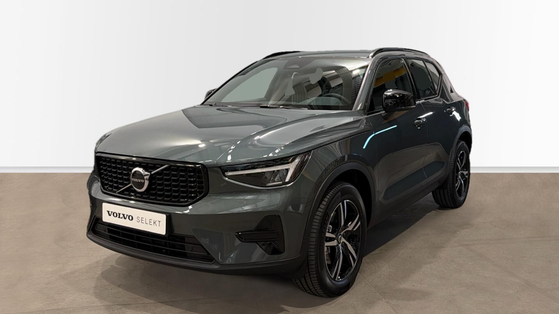 VOLVO XC40 (B3 G Plus Dark Auto 120 kW (163 CV)) en Madrid
