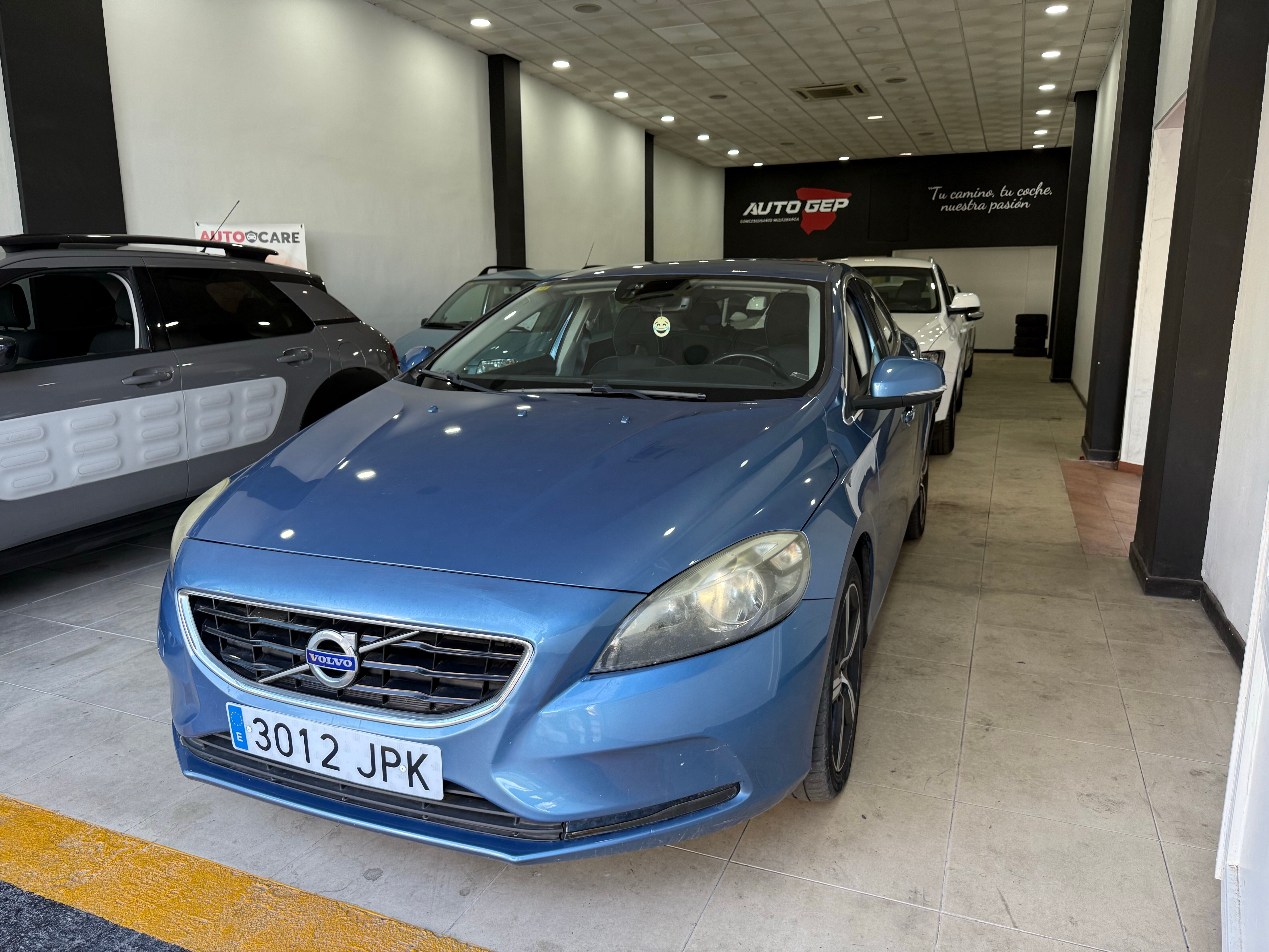VOLVO V40 (2.0 D3 Momentum Auto) en Almería