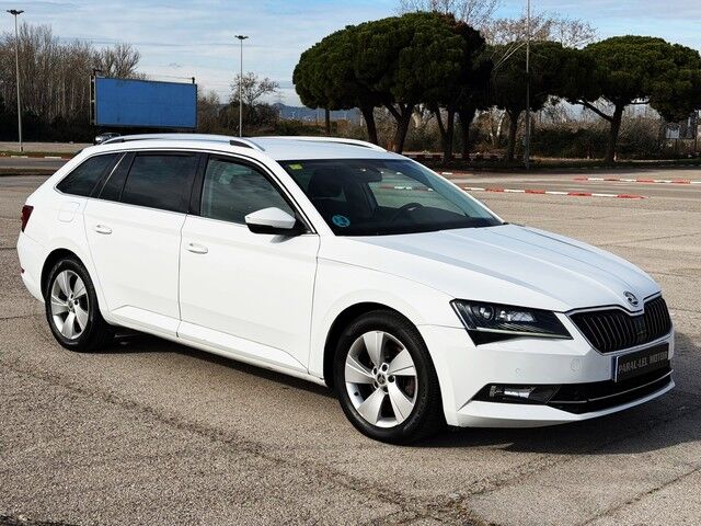 SKODA Superb (2.0 TDI Style DSG 110 kW (150 CV)) en Barcelona