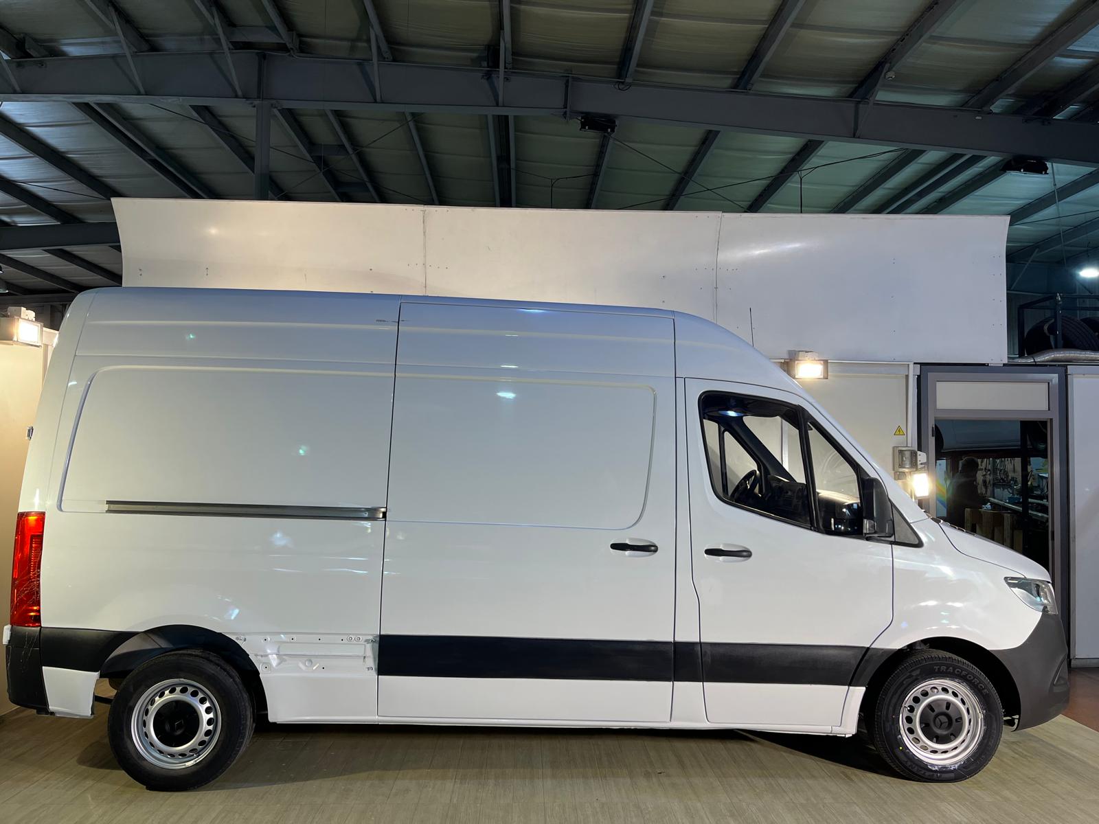 Foto del MERCEDES Sprinter Furgón 211CDI Medio T.E. tD