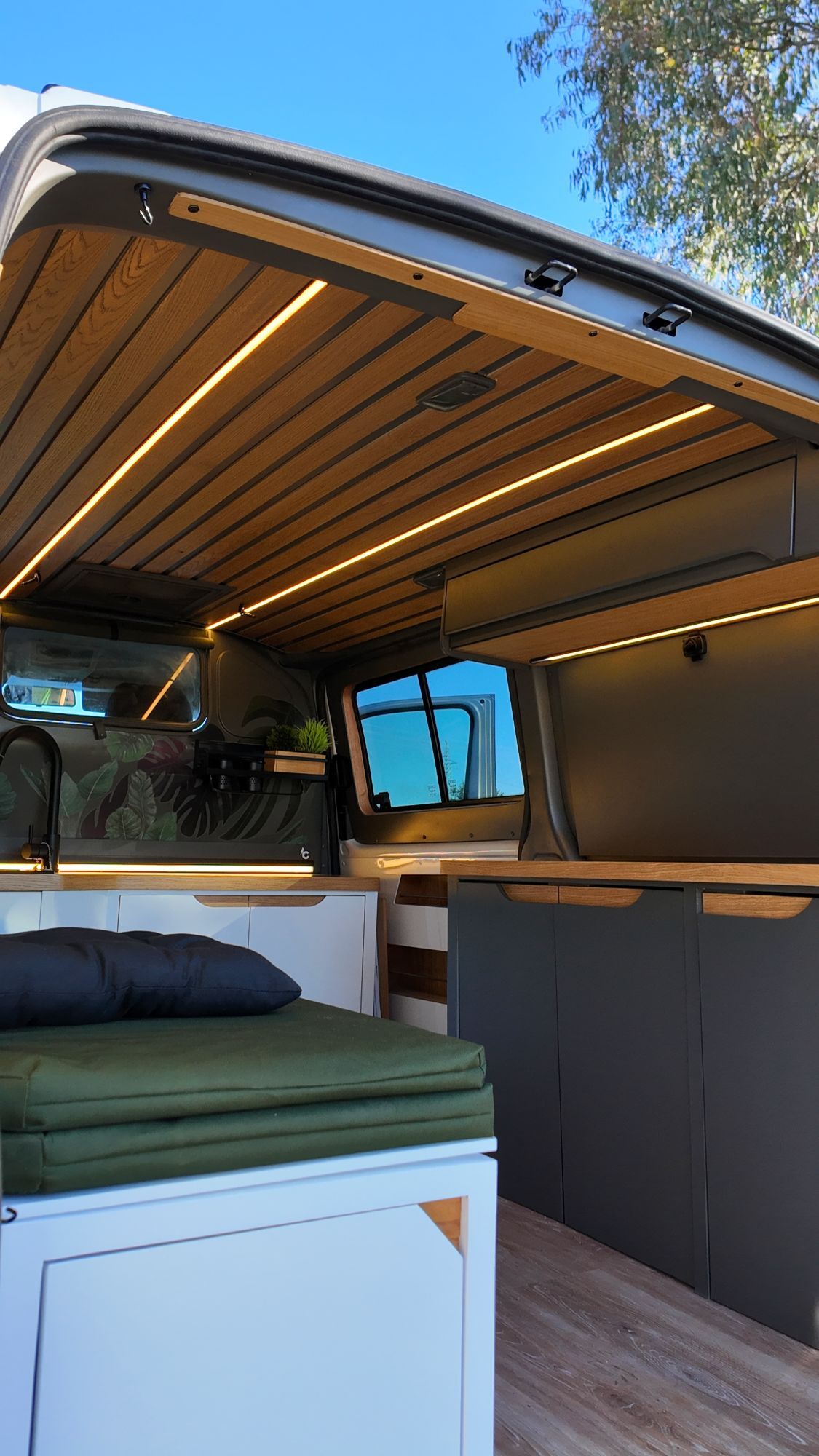 Foto del VOLKSWAGEN Transporter Furgón 2.0TDI Techo Medio 102