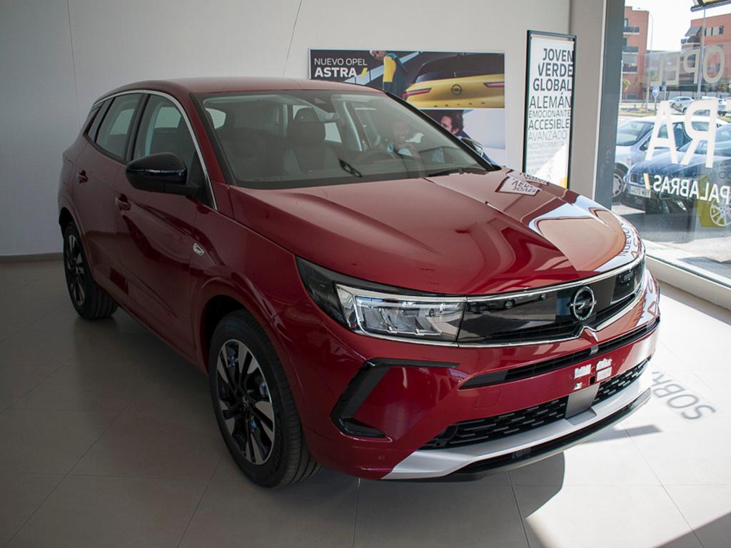 OPEL Grandland (1.2 TURBO DESIGN & TECH 5P) en Badajoz