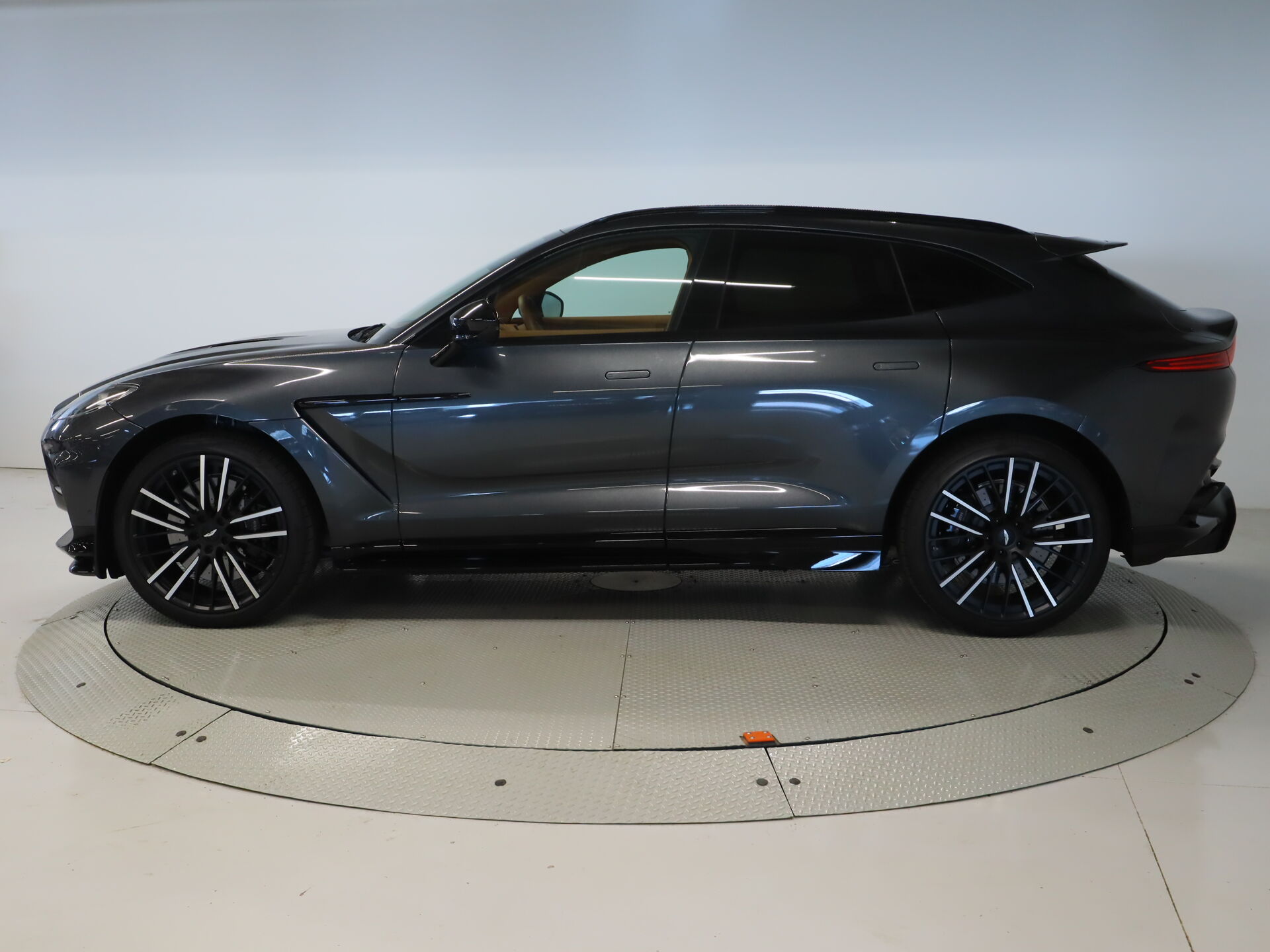 Imagen 2 de ASTON MARTIN DBX