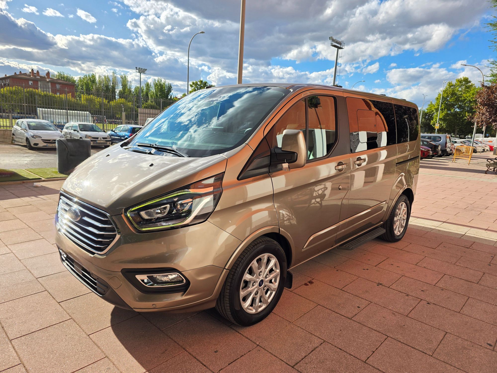 FORD Tourneo Custom (2.0 EcoBlue Titanium 130) en Madrid