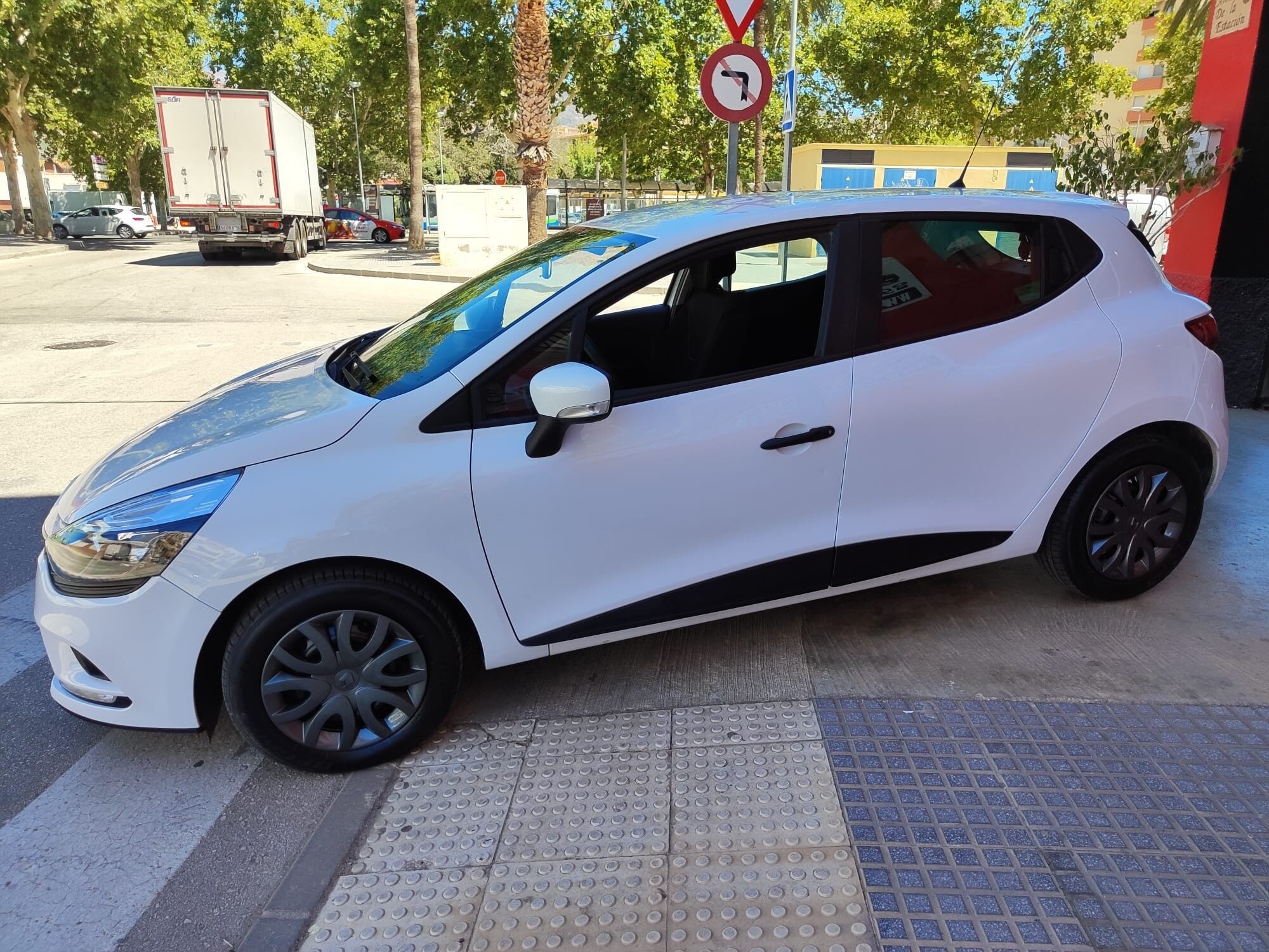 RENAULT Clio (1.5dCi Energy Business 55kW) en Málaga