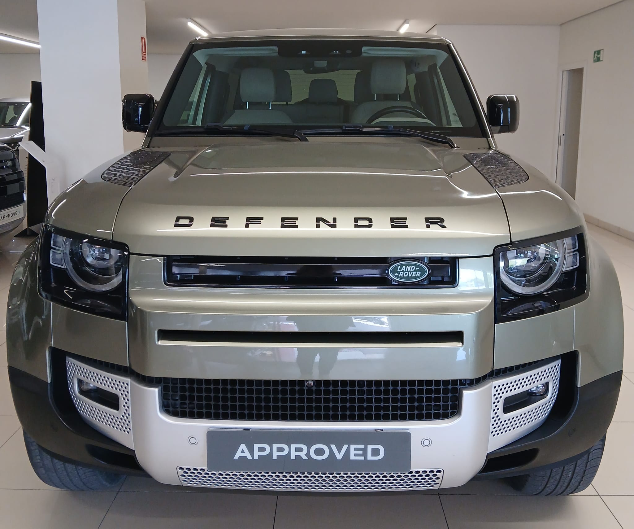 LAND ROVER Defender (DEFENDER 3.0D SE 200PS AUTO) en Sevilla