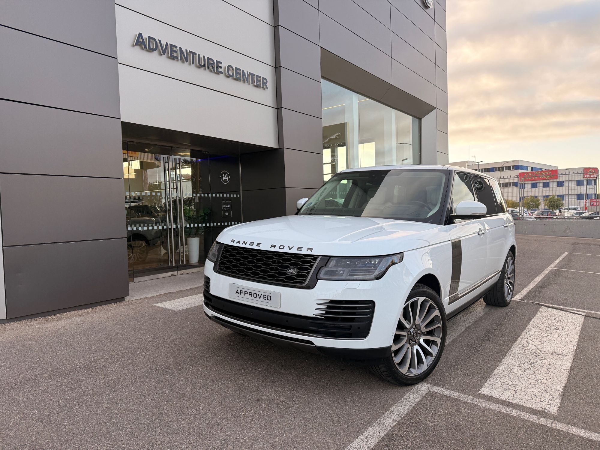 LAND ROVER Range Rover (3.0D I6 MHEV Autobiography LWB 4WD Aut.) en Madrid