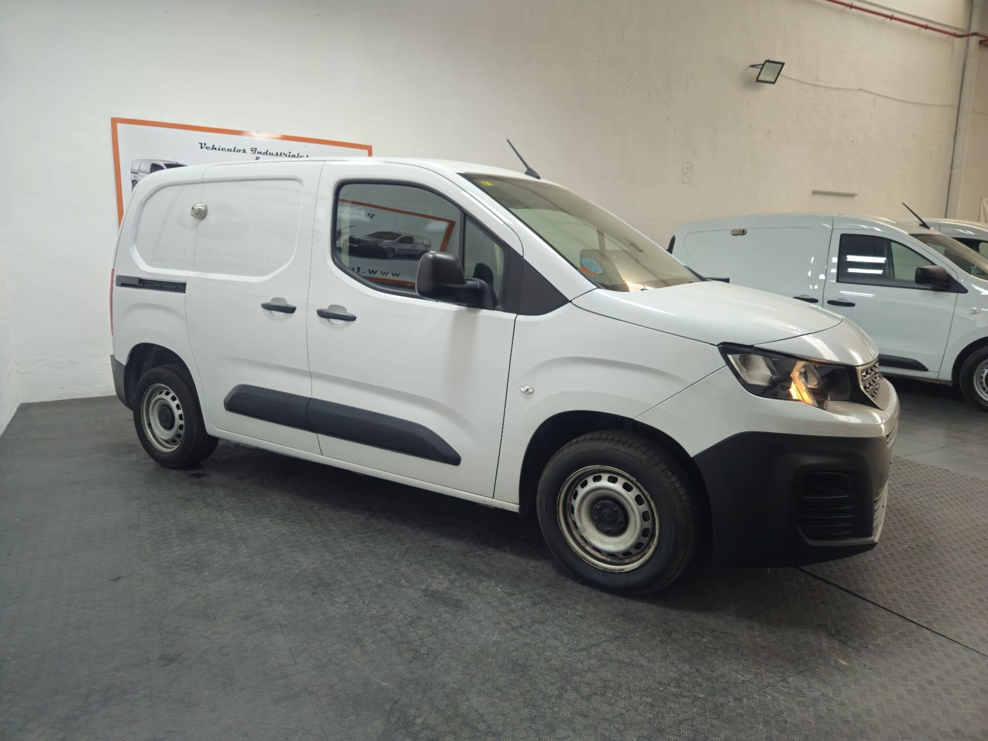 Foto del PEUGEOT Partner 1.5BlueHDI S&S Premium Standard 600kg 100