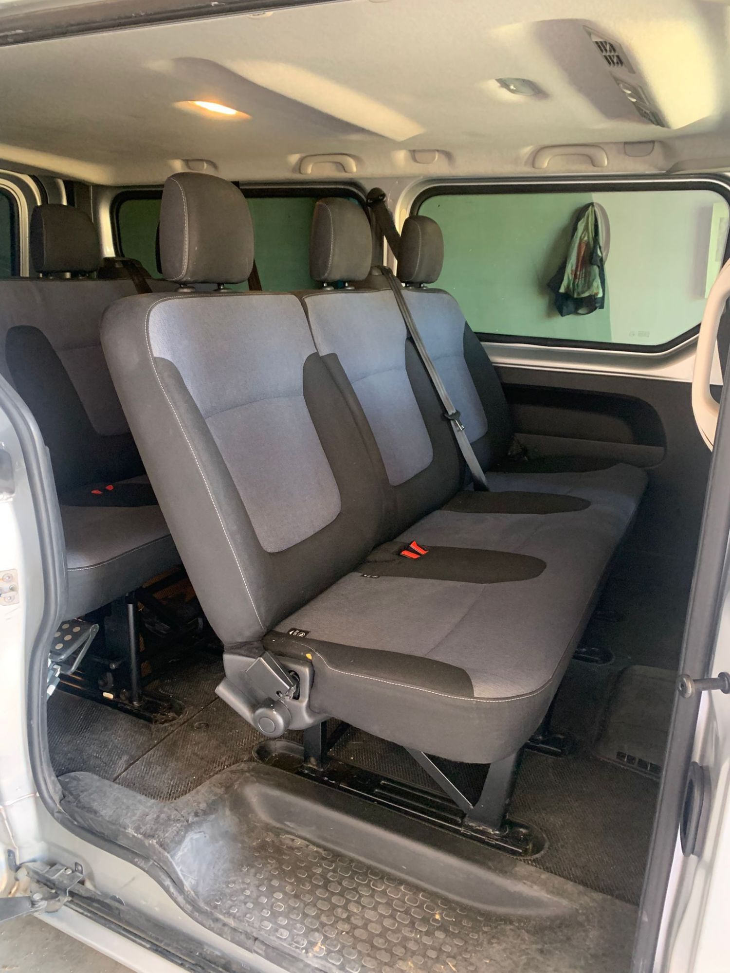 Foto del OPEL Vivaro Combi 9 1.6CDTi Biturbo S-S 27 L1 145