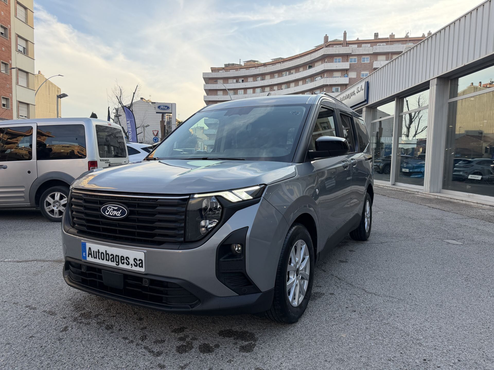 FORD Tourneo Courier (1.0 Ecoboost 125cv Titanium) en Barcelona