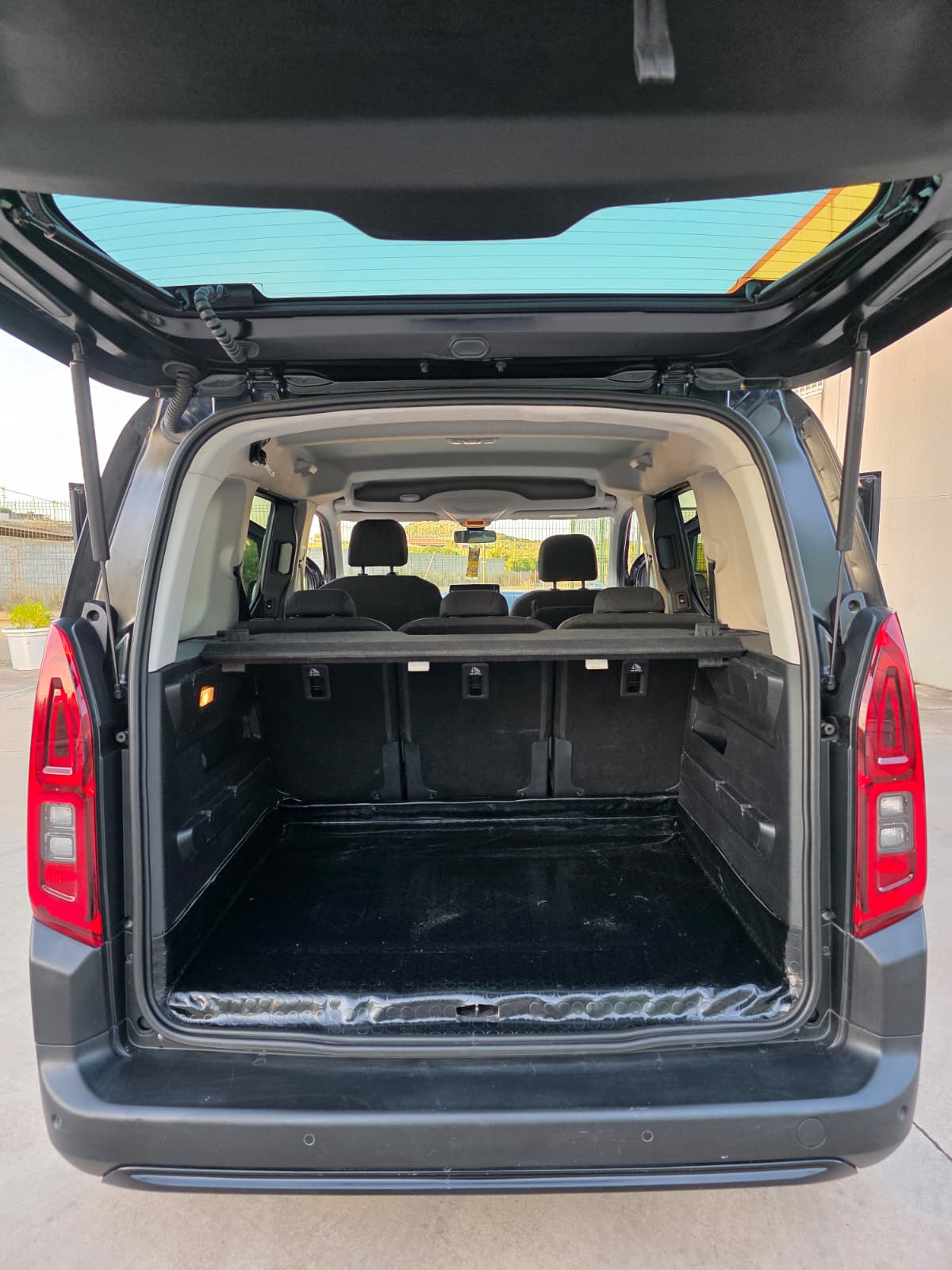 Foto del CITROEN Berlingo BlueHDi S&S Talla M Shine 130