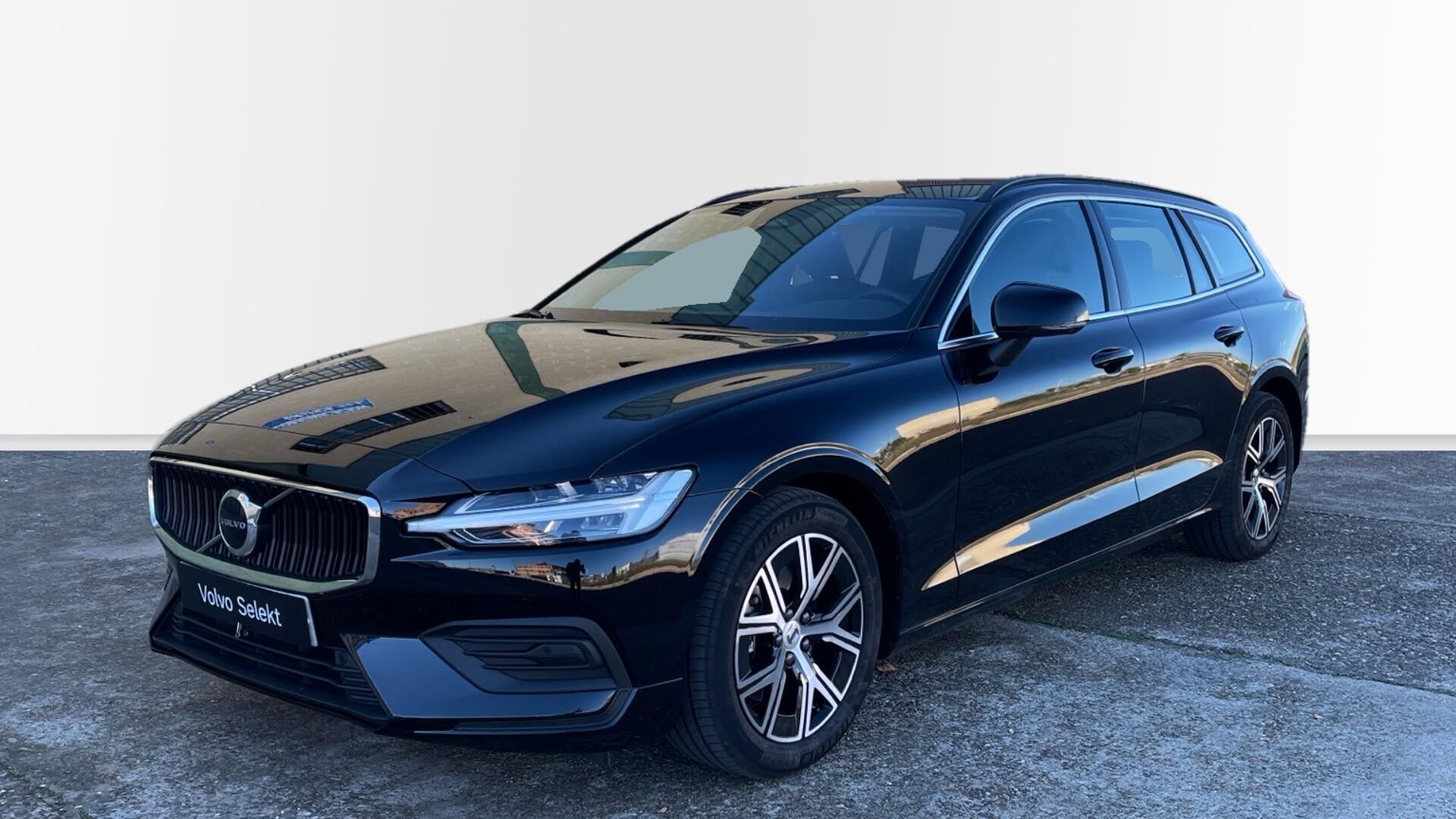 VOLVO V60 (V60 CORE B4 MILD HYBRID GASOLINA) en Sevilla