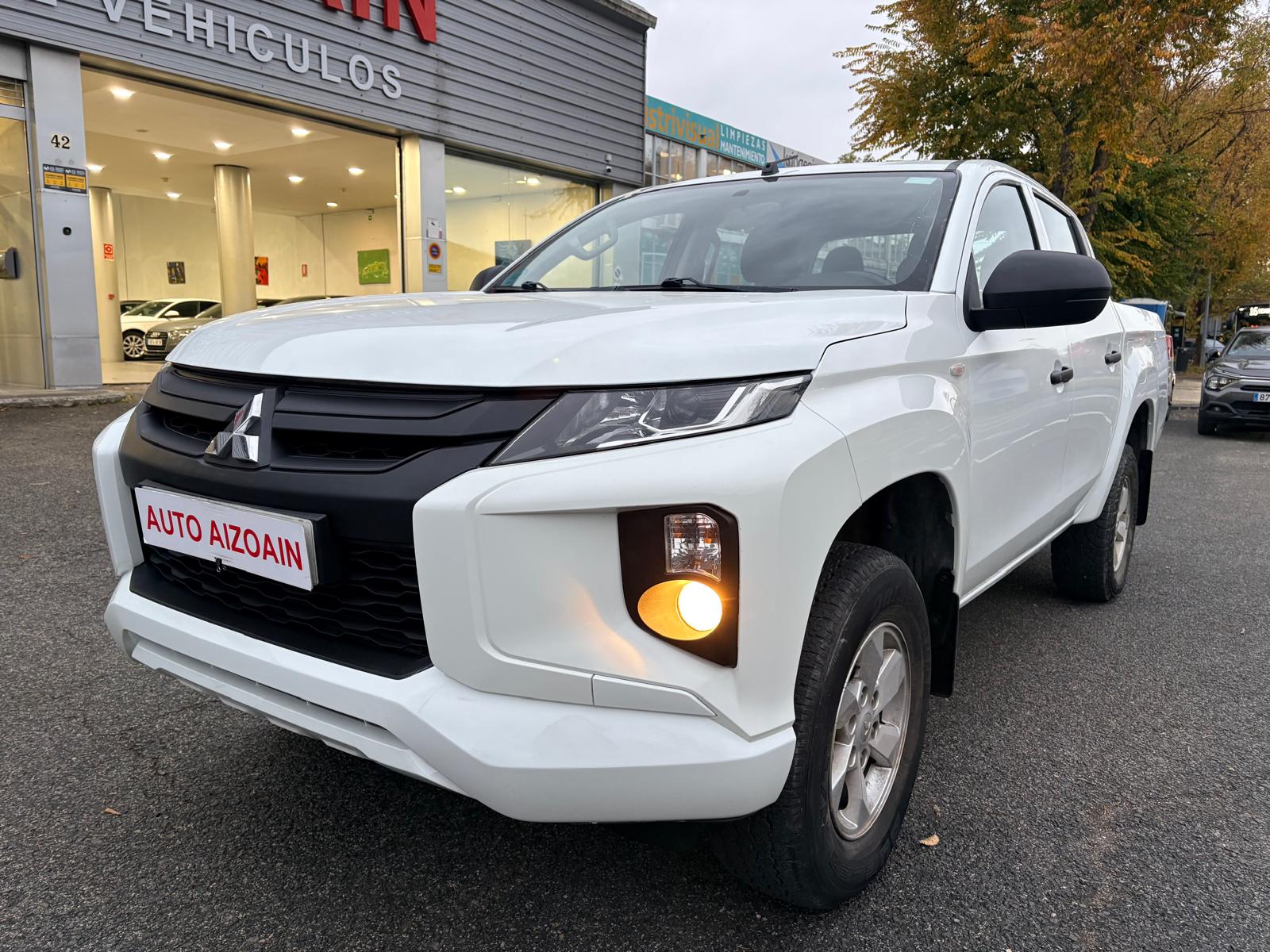 MITSUBISHI L200 (2.2DI-D Doble Cabina 6AT M-PRO) en Navarra