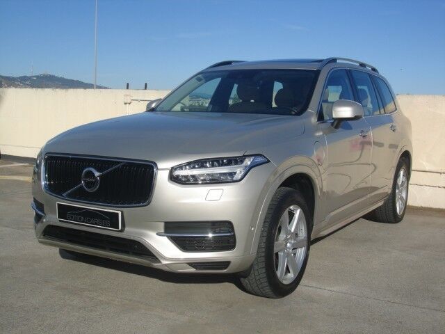 VOLVO XC90 (T8 Momentum AWD Auto 294 kW (400 CV)) en Barcelona