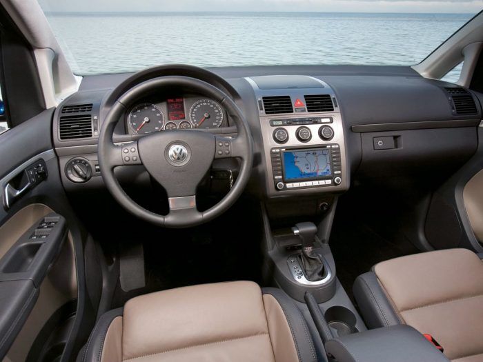 Volkswagen Touran 2006 Interior 4 700x525